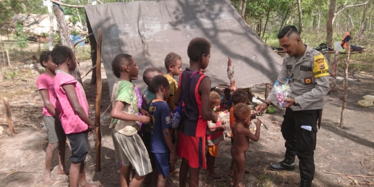 Di Kabupaten Merauke, Bhabinkamtibmas Bersama Warga Buka Lahan Pertanian