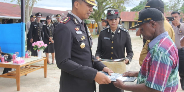 Jalin Harmonisasi Polres Mappi Berikan Reward kepada Aparat Kampung