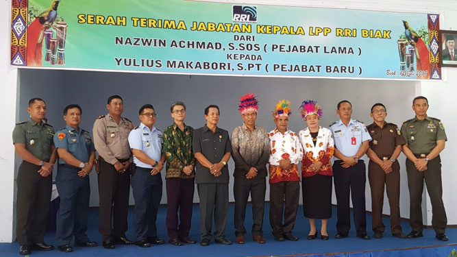 Foto bersama saat serah terima jabatan Kepsta LPP RRI Biak Numfor Yulius Makabori