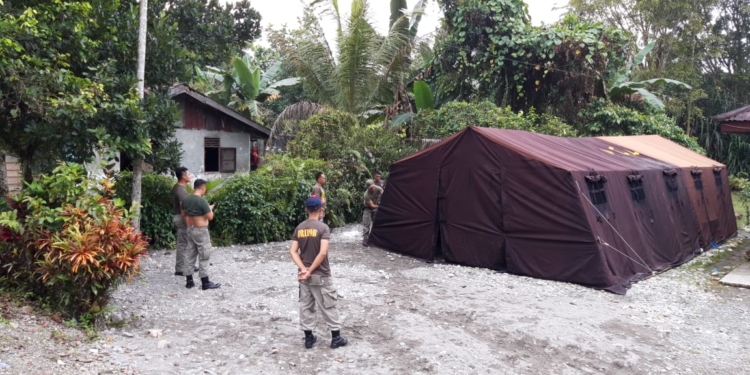 Peduli Pendidikan, Polres Mimika Bangun Tenda Darurat untuk Belajar