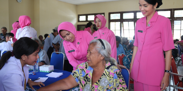 Peringati HUT HKGB ke – 66, Bhayangkari Papua Kunjungi Panti Jompo