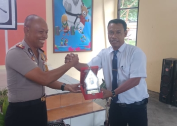 Pilkada Damai, Polres Waropen Beri Penghargaan kepada Tokoh Agama