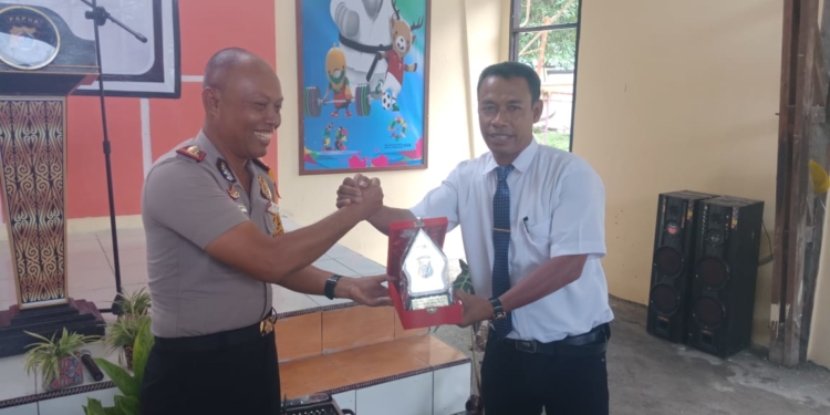 Pilkada Damai, Polres Waropen Beri Penghargaan kepada Tokoh Agama