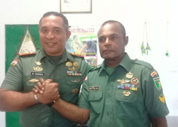 Komandan Kodim 1708 Biak Numfor, Letkol Infantri Dominggus Christian Soumokil bersama Babinsa kepulauan Mapia, Sersan Satu Simon Petrus Sada