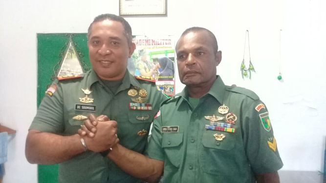 Komandan Kodim 1708 Biak Numfor, Letkol Infantri Dominggus Christian Soumokil bersama Babinsa kepulauan Mapia, Sersan Satu Simon Petrus Sada