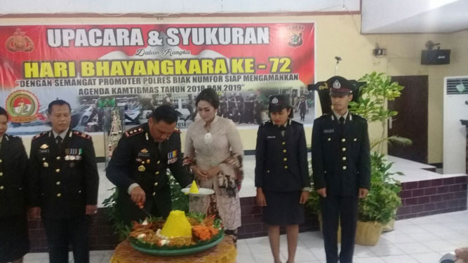 Kapolres Biak Numfor saat pemotongan tumpeng