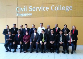 Foto Walikota Jayapura Dr. Benhur Tommy Mano dengan Kepala Daerah lainnya di CSC Singapore