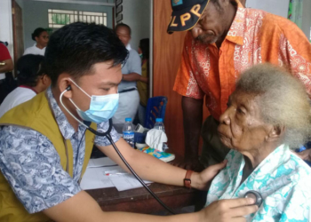 Saat melakukan pemeriksaan Kesehatan terhadap salah seorang Pasien di Sowek