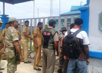 Plt Bupati Biak Numfor saat memerintahkan untuk membuka pintu gerbang kantor DPMK.