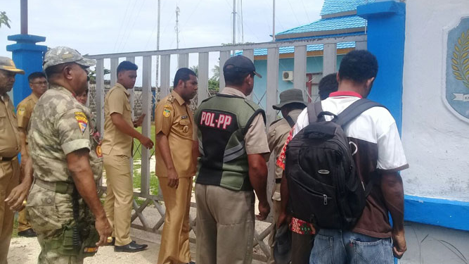 Plt Bupati Biak Numfor saat memerintahkan untuk membuka pintu gerbang kantor DPMK.