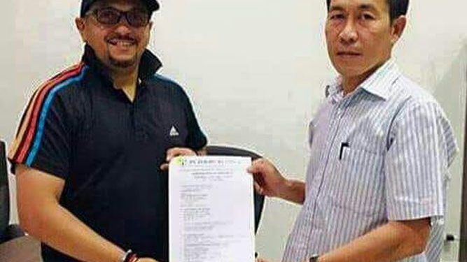 Direktur PT Persipura, Heralt Kalengkongan bersama Fabio Olivera / Official Persipura