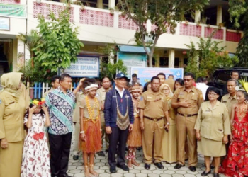 Foto bersama Mendikbud di SD Negeri Kotaraja, saat hari pertama masuk sekolah