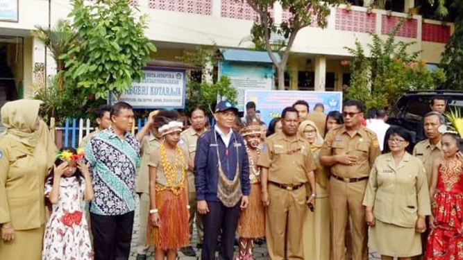 Foto bersama Mendikbud di SD Negeri Kotaraja, saat hari pertama masuk sekolah