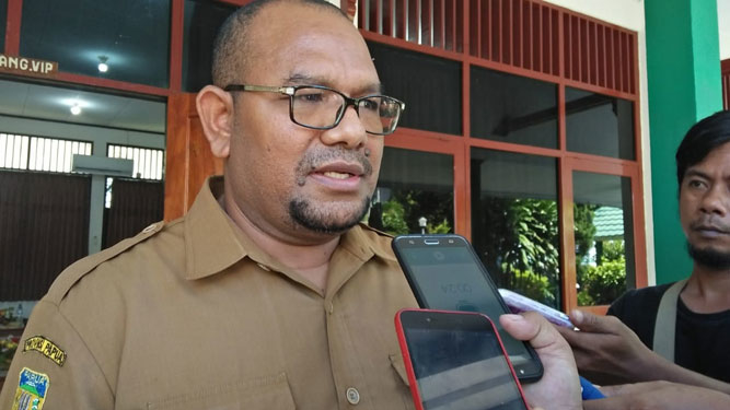 Kepala Dinas Perindustrian, Perdagangan, Koperasi dan Usaha Kecil Menengah (Disperindagkop dan UKM) Kota Jayapura, Robert L. N. Awi.