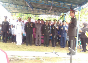 Kapolda Papua Irjen Pol Boy Rafly Akmar saat memimpin upacara pemakaman Iptu Anumerta Jesayas H Nussy di TMP Cenderawasih Biak / istimewa