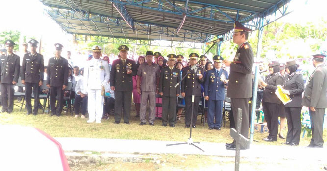 Kapolda Papua Irjen Pol Boy Rafly Akmar saat memimpin upacara pemakaman Iptu Anumerta Jesayas H Nussy di TMP Cenderawasih Biak / istimewa
