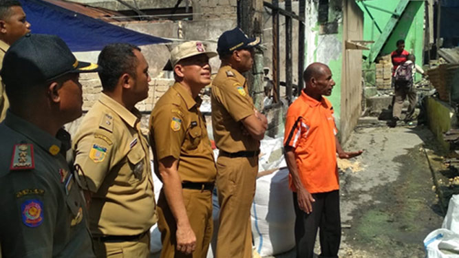 Walikota Jayapura, Dr. Benhur Tommy Mano saat meninjau lokasi kebakaran di belakang toko varian