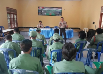 Tingkatkan Kemampuan, Bhabinkamtibmas Latih 14 Anggota Linmas kampung Sidomulyo