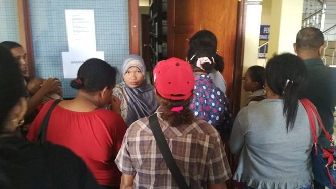 Ratusan Ortu Siswa Serbu Dispendukcapil Kota Jayapura, Ini Penyebabnya
