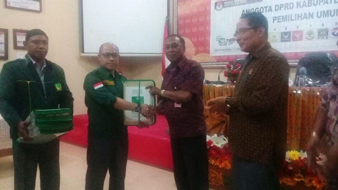 Ketua DPC PBB, abdul Kadir saat memberikan Dokumen pendaftaran Caleg kepada Komisioner KPUD Biak Numfor