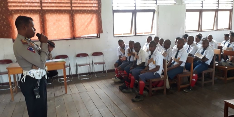 Polisi Hadir saat MOS SMK Negeri Pegunungan Bintang di Gelar, ini Penyebab nya