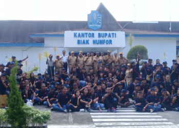 Foto Bersama usai acara pelepasan kontingen Pesparawi Kabupaten Biak Numfor