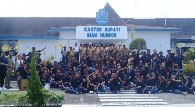 Foto Bersama usai acara pelepasan kontingen Pesparawi Kabupaten Biak Numfor