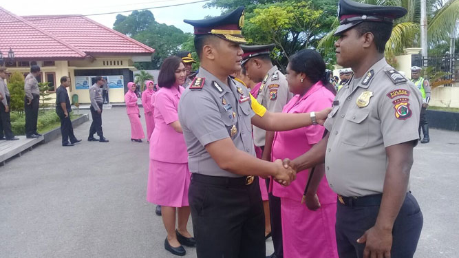 Kapolres Biak Numfor saat memberikan selamat