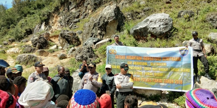 Jalin Tali Silaturahmi, Polres Paniai Bantu Masyarakat Kampung Awabutu