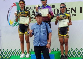 Ketua Umum Porserosi Papua, Jefri Abel saat berfoto bersama atlet sepatu roda Papua yang berhasil meraih medali / Istimewa