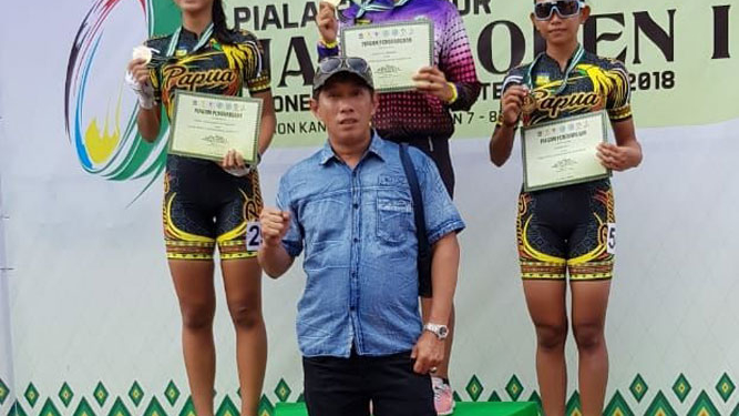 Ketua Umum Porserosi Papua, Jefri Abel saat berfoto bersama atlet sepatu roda Papua yang berhasil meraih medali / Istimewa