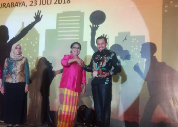 Wakil Walikota Jayapura, Ir. Rustan Saru terima Piagam Penghargaan dari Menteri P3A - RI, Yohana Yembise