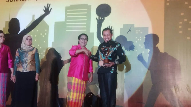 Wakil Walikota Jayapura, Ir. Rustan Saru terima Piagam Penghargaan dari Menteri P3A - RI, Yohana Yembise