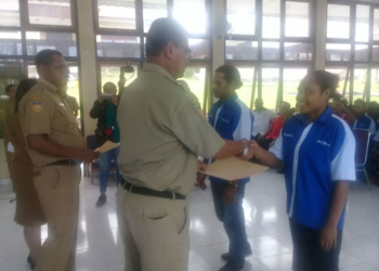 Asisten II Setda Biak saat memberikan setifikat secara simbolis kepada peserta