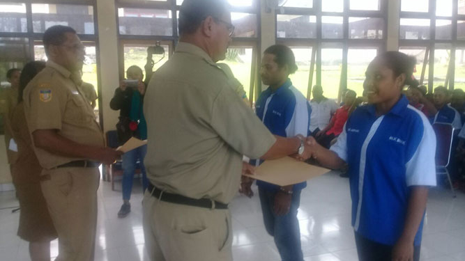 Asisten II Setda Biak saat memberikan setifikat secara simbolis kepada peserta