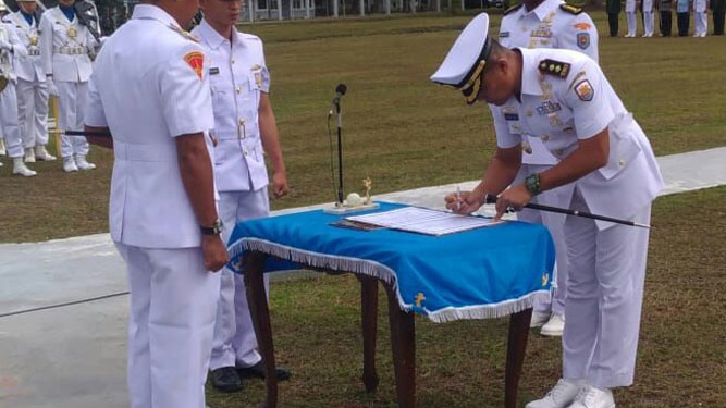 Foto saat penandatanganan naskah serah terima jabatan