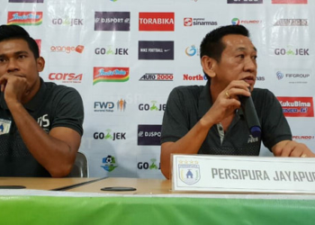 Penjaga Gawang Persipura, Dede Sulaiman dan Asisten Pelatih Persipura, Tony Ho saat memberikan keterangan pers jelang laga Kontra PSMS / Istimewa