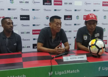 Asisten pelatih Persipura, Tony Ho (tengah) bersama Boaz Atururi (kiri) dalam konferensi pers jelang laga kontra PSIS Semarang / Djaps