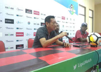 Pelatih sementara Persipura, Tony Ho saat memberikan keterangan pers / Djaps