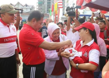 Wakil Walikota Jayapura saat melakukan simulasi Imunisasi