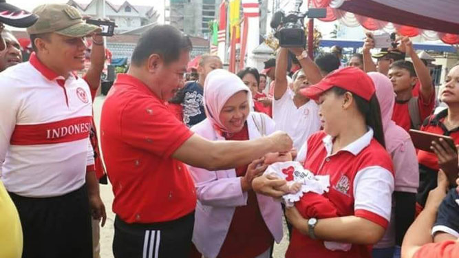 Wakil Walikota Jayapura saat melakukan simulasi Imunisasi