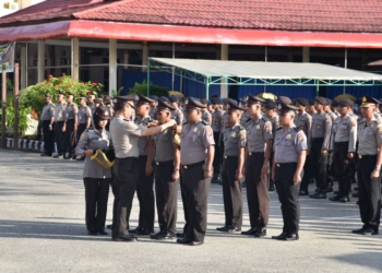 7 Anggota Polres Puncak Jaya Terima Kenaikan Pangkat Luar Biasa