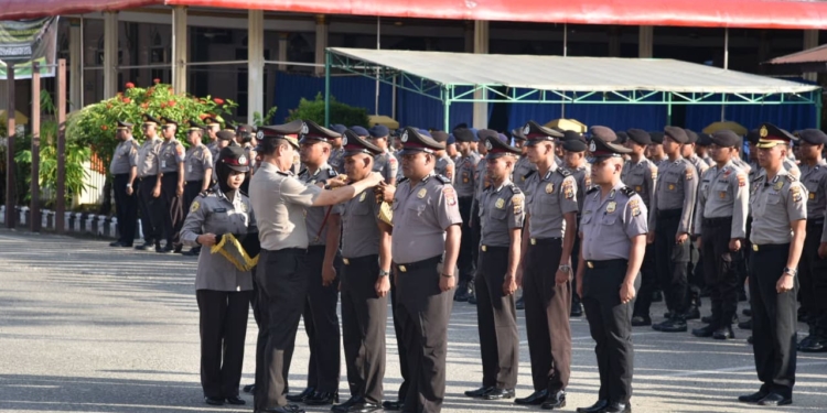 7 Anggota Polres Puncak Jaya Terima Kenaikan Pangkat Luar Biasa