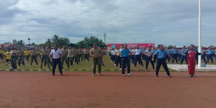 Sambut HUT TNI, Ribuan Warga Biak Berlatih Goyang Gemu Famire
