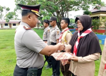 Berprestasi, Bhabinkamtibmas dan Saka Bhayangkara Polres Keerom Terima Reward dari Kapolres