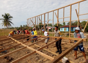 Bhabinkamtibmas Bantu Warga Kampung Telaga Sari Bangun Gedung BUMK