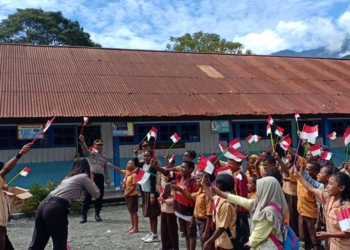 Ciptakan Rasa Cinta Tanah Air, Polres Puncak Jaya Bagikan Bendera Merah Putih kepada Pelajar