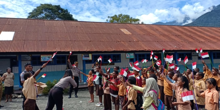 Ciptakan Rasa Cinta Tanah Air, Polres Puncak Jaya Bagikan Bendera Merah Putih kepada Pelajar