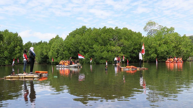Forum Komunitas Jayapura (FKJ) Saat menggelar upacara peringatan HUT RI ke-73 di Hutan Mangrove, Entrop / Istimewa