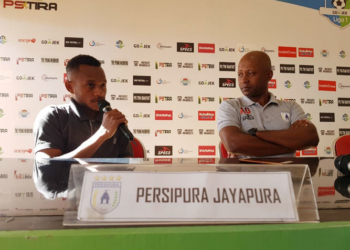 Gunansar Mandowen bersama Amilton Silva de Olivera saat sesi konferensi pers / Media Officer